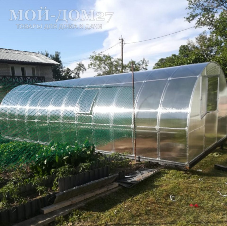 Теплица СверхПрочная Усиленная 8 метров с поликарбонатом | Мой-Дом27 | Каркас изготовлен из оцинкованной замкнутой трубы 20*20 мм.<br>
 Ширина - 3 метра. Высота - 2,1 метра. Длина 8 метров.<br>
 Выдерживаемая снеговая нагрузка - 300 кг/м2. Выдерживаемая ветровая нагрузка - до 22 м/с.<br>
 <b>Расстояние между дугами 0,65 метра.&nbsp;ДВОЙНАЯ ДУГА под дугой приварена еще одна дуга - толщина металла каждой дуги 1,2&nbsp;мм.</b>&nbsp;Ширина двери 0,96 метра.<br>